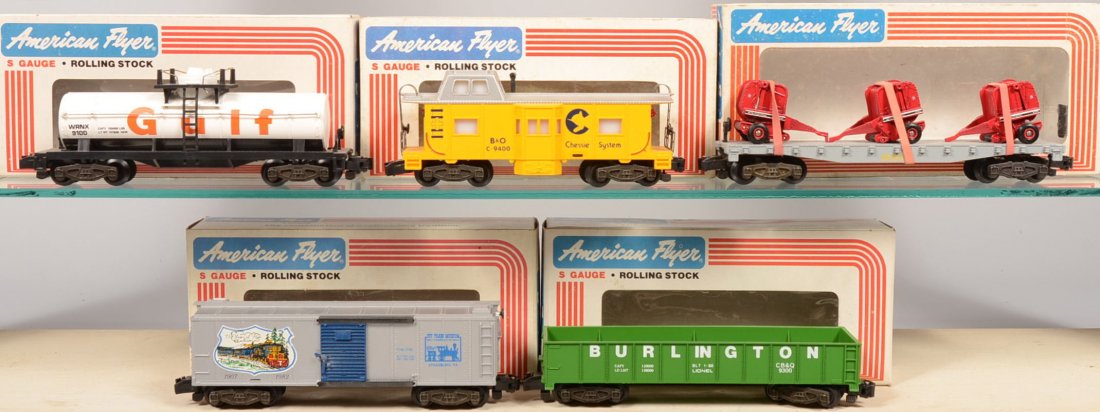 Five American Flyer Model Rail Cars. Toy Train Mus: Five American Flyer Model Rail Cars. Toy Train Museum 75th Anniversary Boxcar; #9400 B&O Flatcar with three red International Hay Balers; #9100 white GULF Tank car; #9300, green Burlington Northern Go