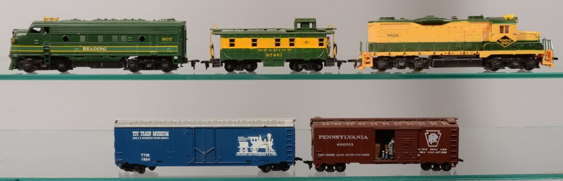 Reading - PA. HO Toy Train Group. Five pieces. Man: Reading - PA. HO Toy Train Group. Five pieces. Mantua, 5628, Reading Lines Diesel Engine; 907 Reading Diesel Engine; 492703 Pennsylvania Boxcar; TTM 1954, Natl. Hdqtrs. Train Collectors Assoc. Commemo