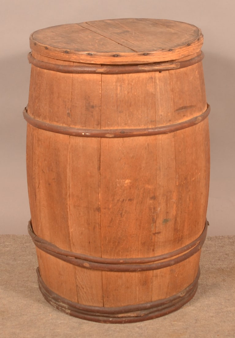 Antique Oak Barrel with Lid. (1 of 3)