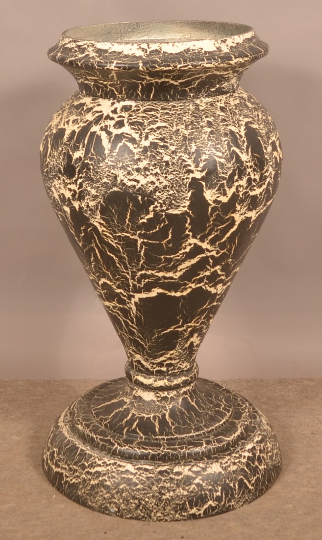 Vintage Cast Iron Garden Urn. (1 of 4)