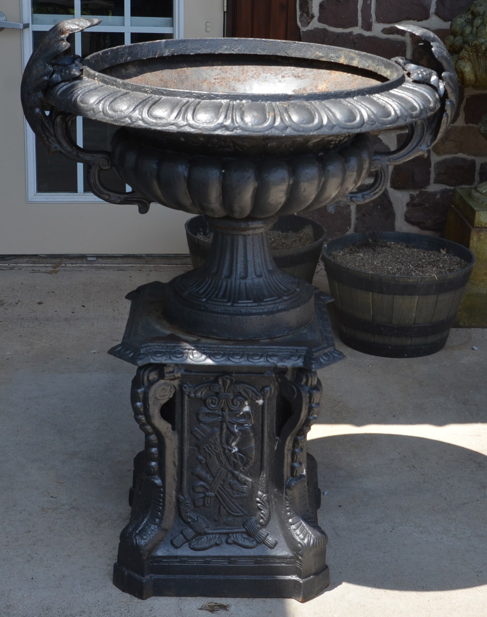 Large Vintage Cast Iron 2-Section Garden Urn. (1 of 5)