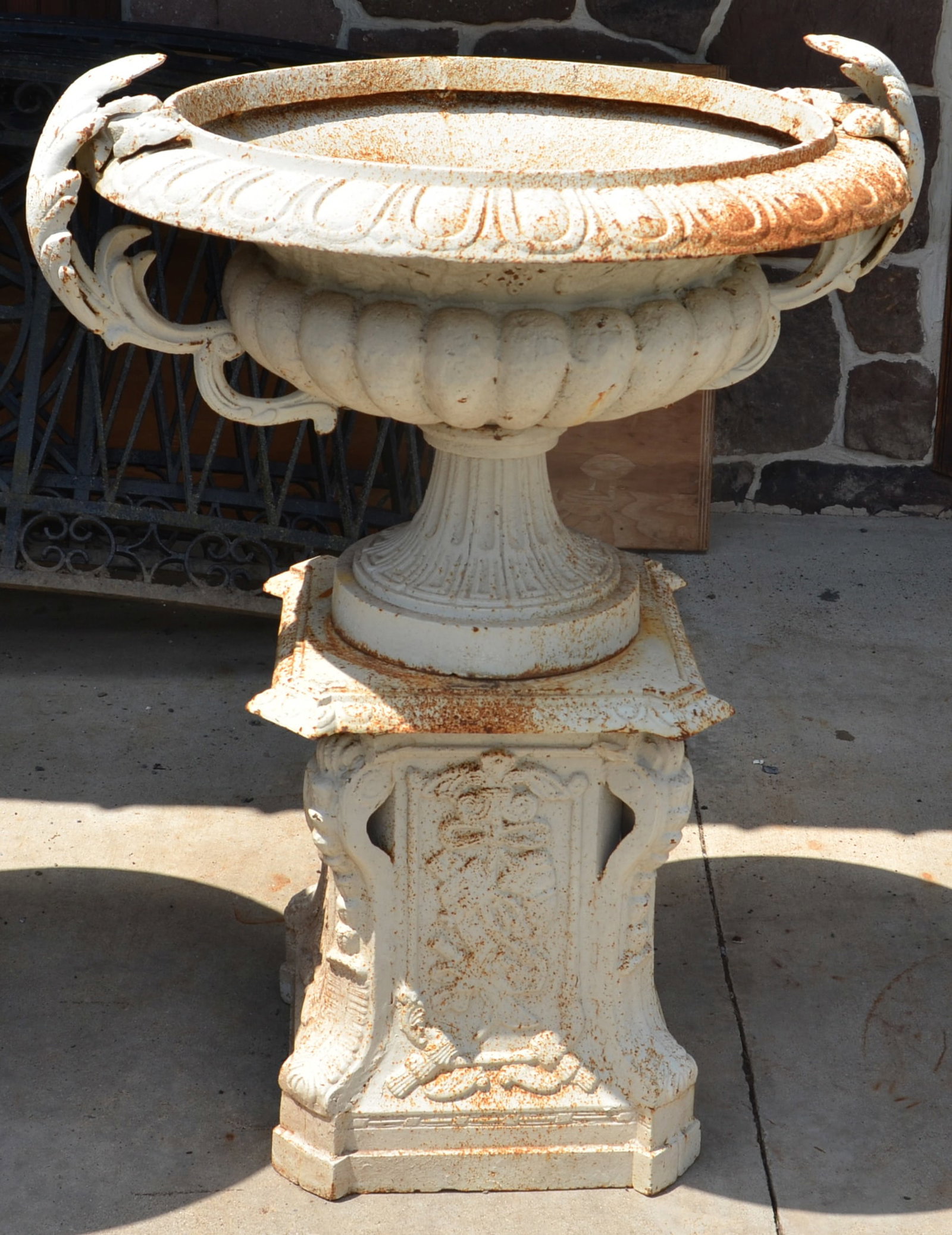 Large Vintage Cast Iron 2-Section Garden Urn. (1 of 3)