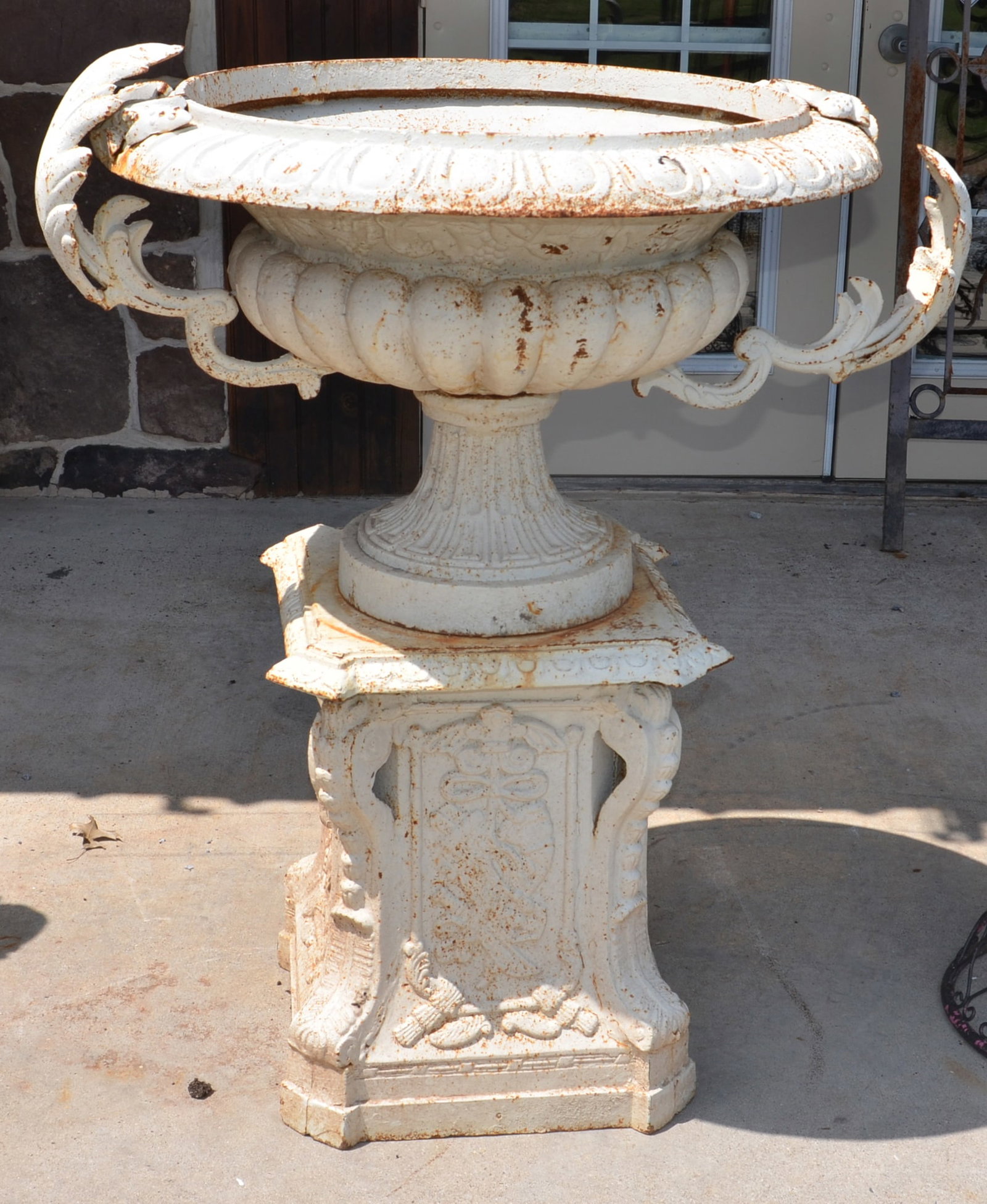 Large Vintage Cast Iron 2-Section Garden Urn. (1 of 3)