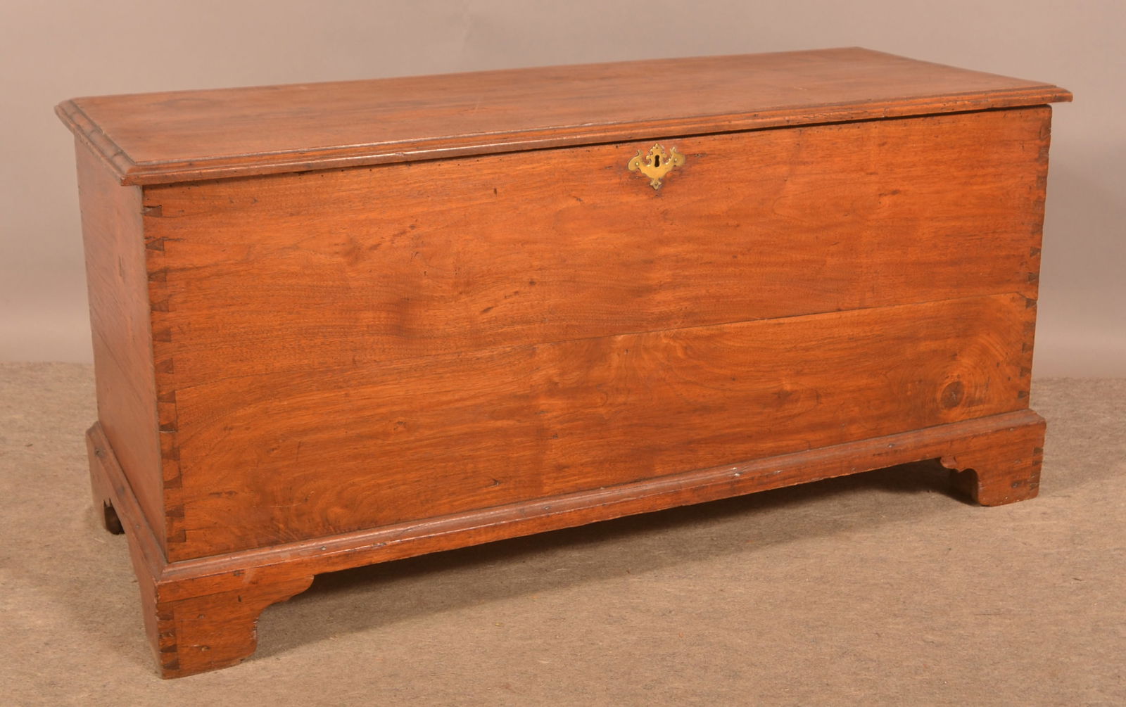 Pennsylvania Federal Walnut Blanket Chest. (1 of 5)
