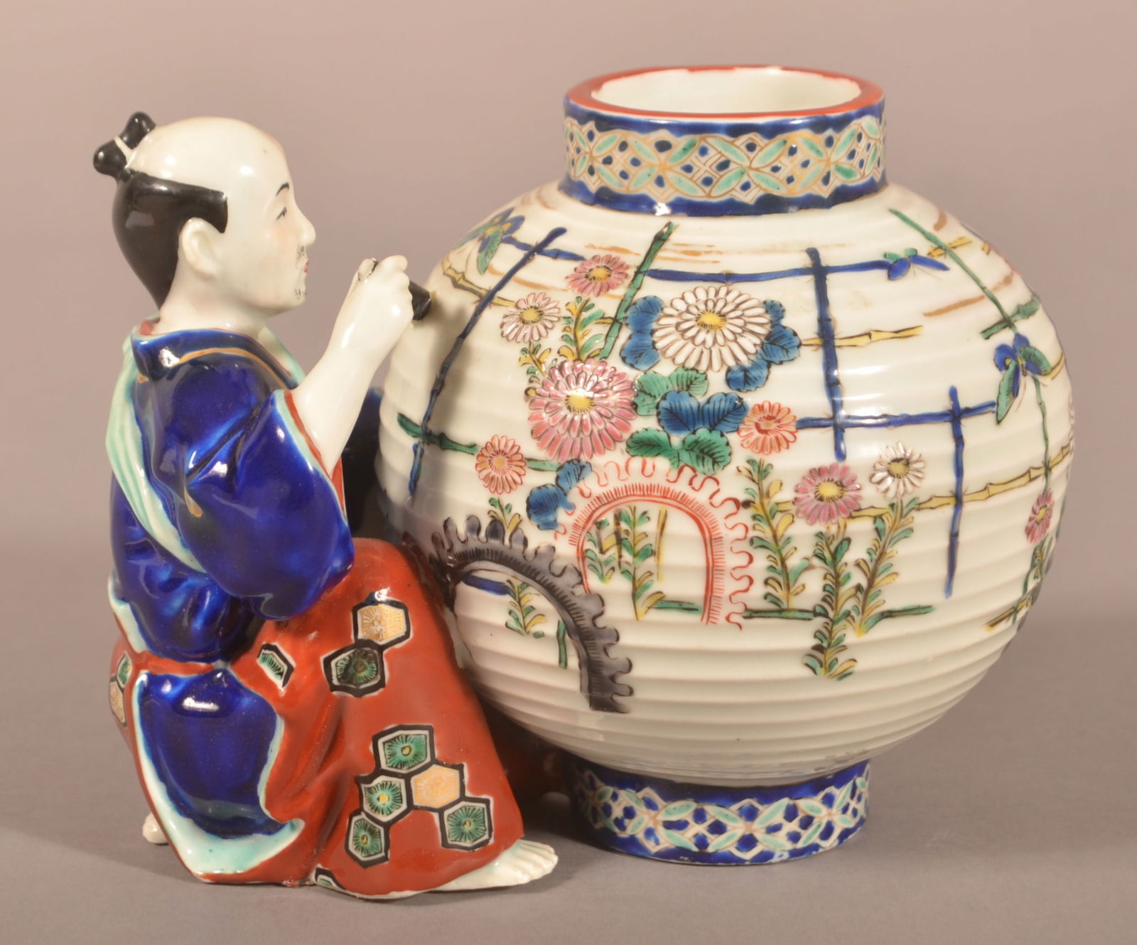 Chinese Export Porcelain Pot Figural Vase. (1 of 6)