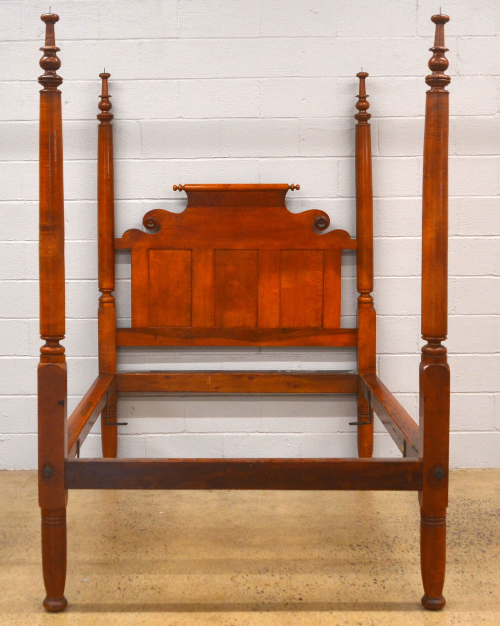 Pennsylvania Federal Maple Poster Bed. (1 of 5)