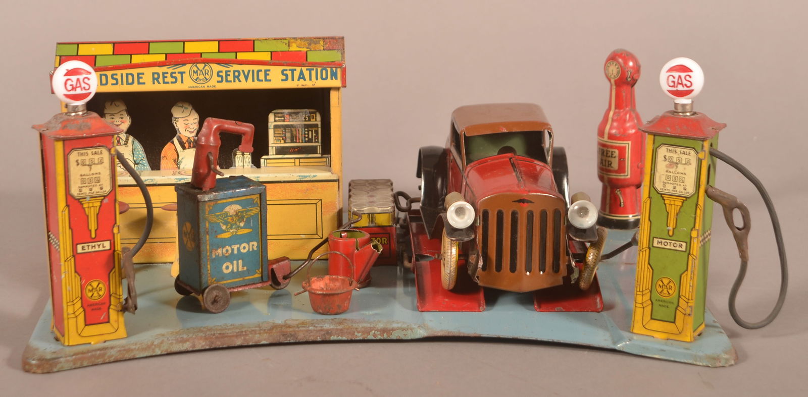 Marx Tin Litho Roadside Rest Service Station. (1 of 9)