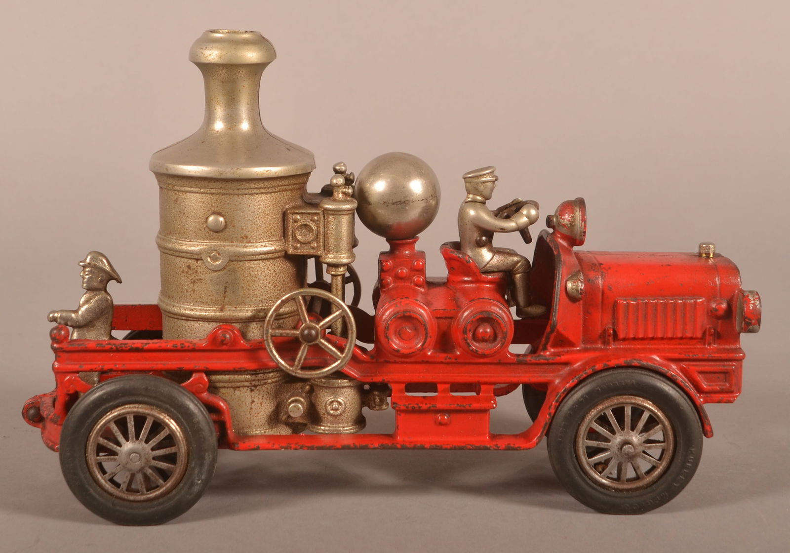 Large Hubley Cast Iron Fire Pumper Truck. (1 of 6)