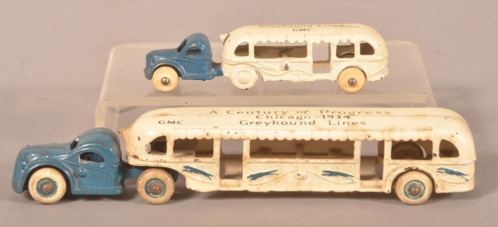 Two Arcade GMC Greyhound Lines Cast Iron Buses. (1 of 6)