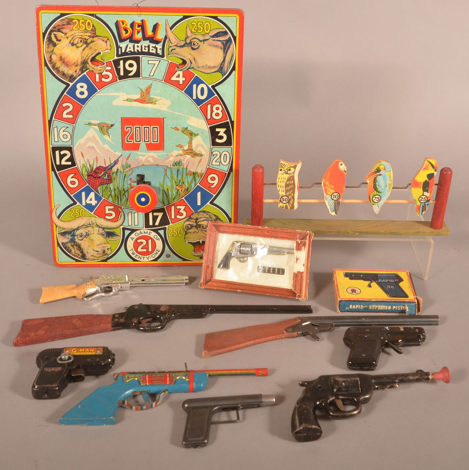 Lot of Vintage Cap Pistols, Cork Guns and Targets. (1 of 3)