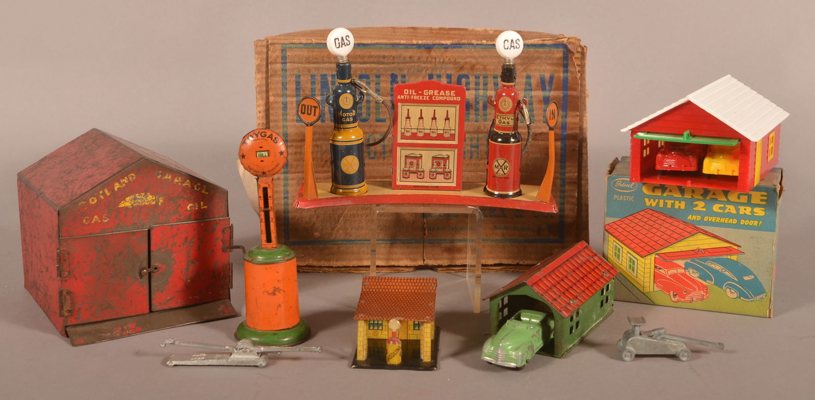 Lot of Vintage Garage and Gas Station-Related Toys. (1 of 8)