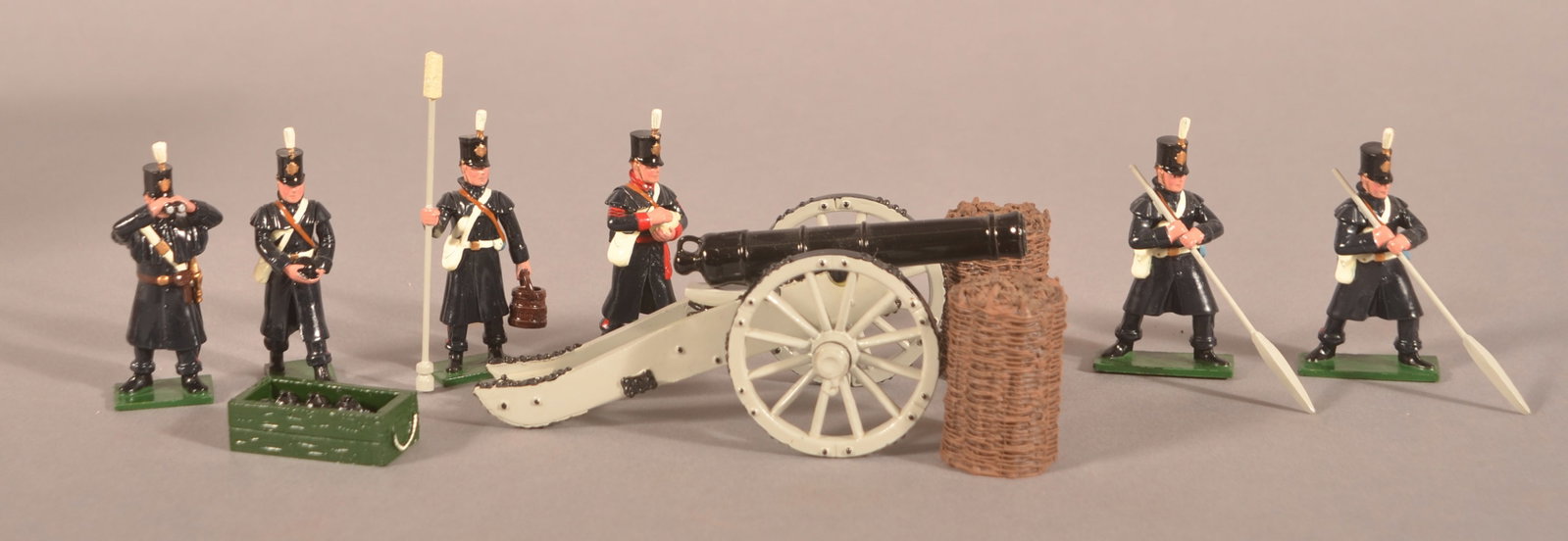 Soldiers of the World Crimean War Lead Soldiers: Set CW41/A British 18 pounder with crew in overcoats.