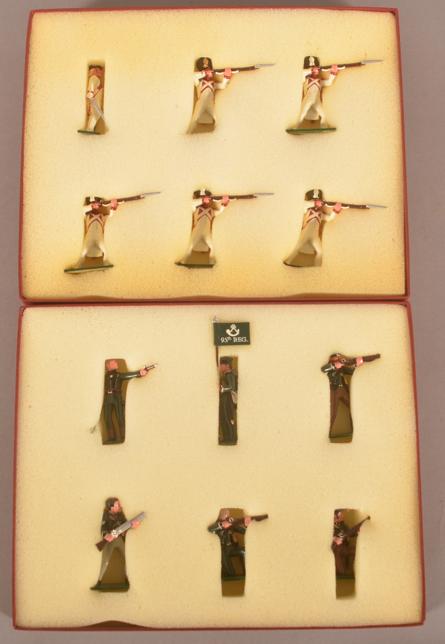 2 Soldiers of the World Sets: The Chosen Men 95th Rifles No 21 of 100 and Set N358 Imperial Guard 3rd Reg. Boxes with soiling, otherwise very good.