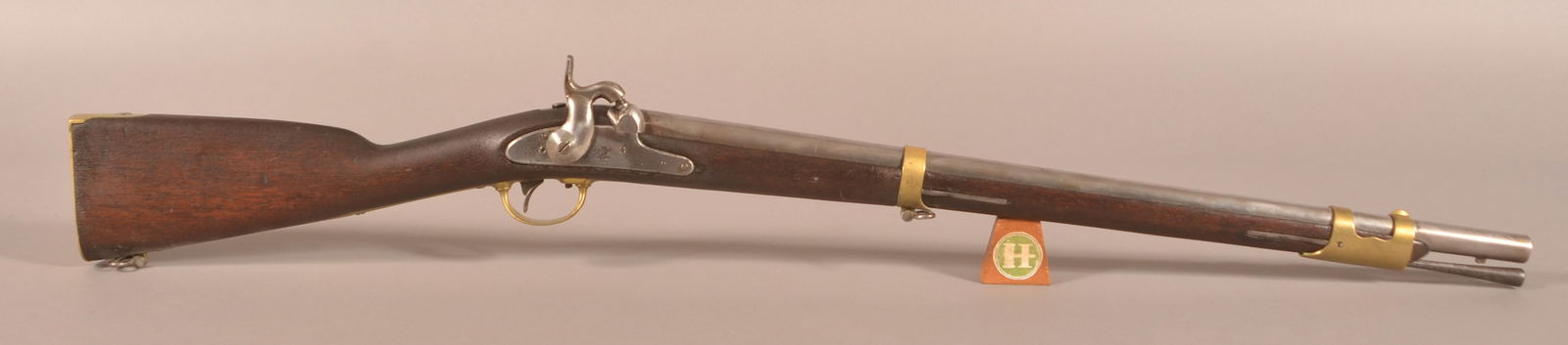Springfield mod. 1847 Artillery Musket: NSF, 26" round barrel in .69 caliber, no visible date on the barrel tang, lockplate has standard Springfield markings and is dated 1853, faint cartouche mark on the right side of the stock, brass barr