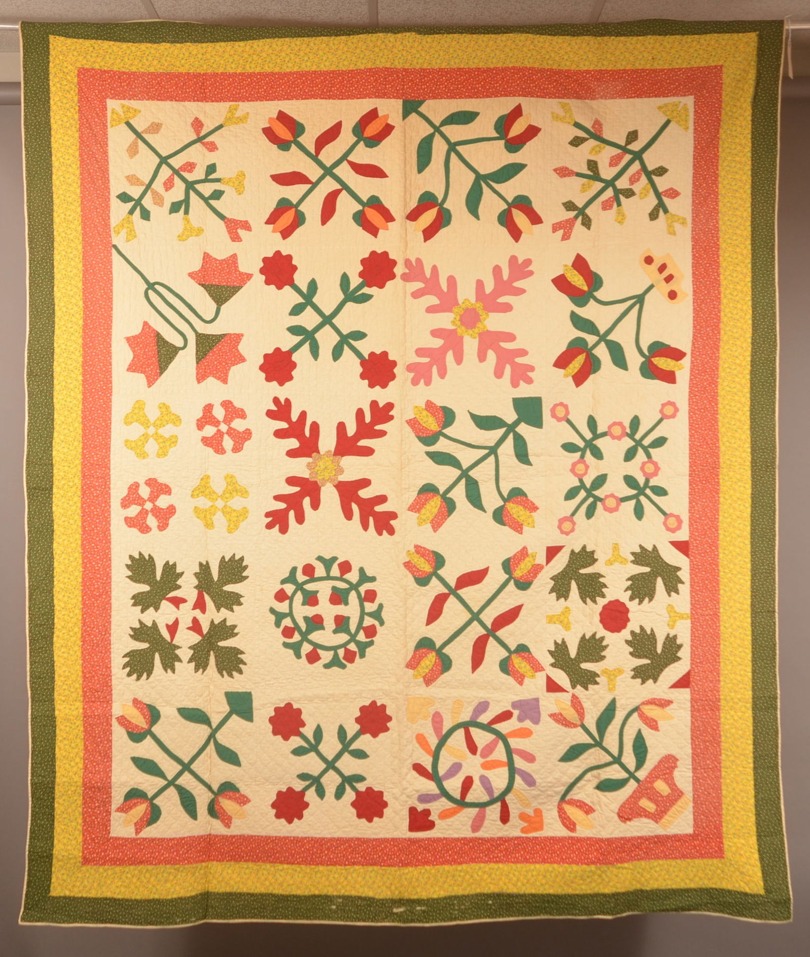 Antiq. PA Wreath & Tulip Pattern Applique Quilt. (1 of 7)