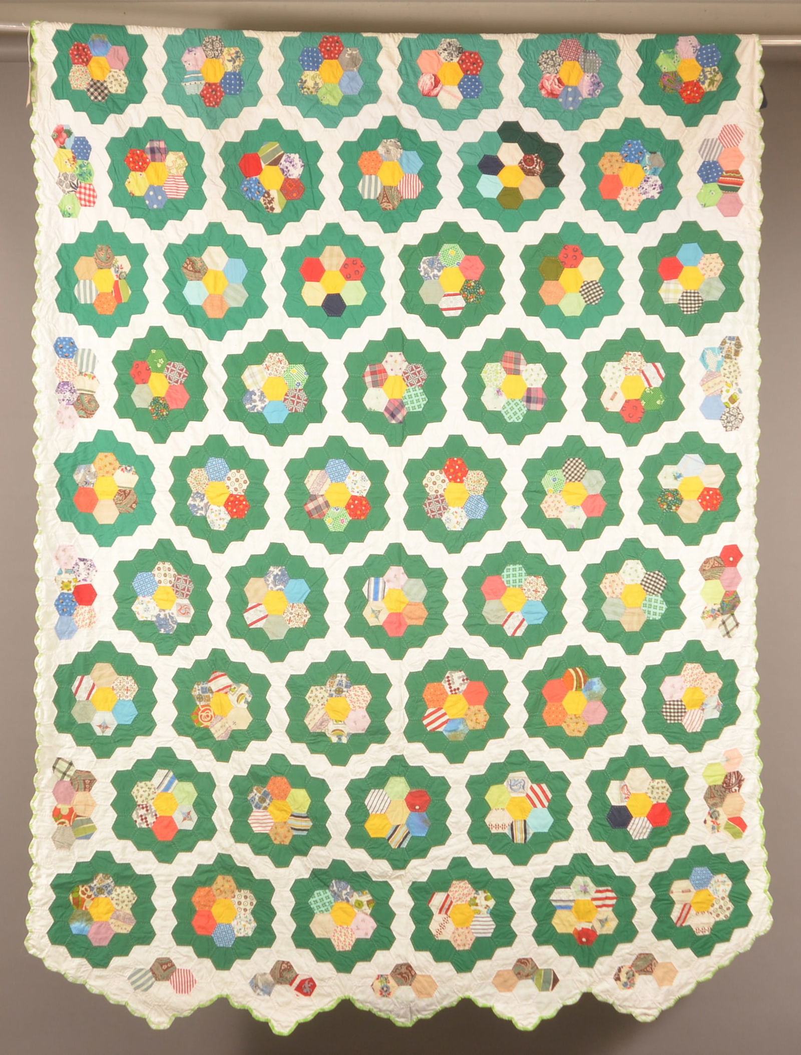 Vintage PA Dresden Plate Pattern Patchwork Quilt. (1 of 5)