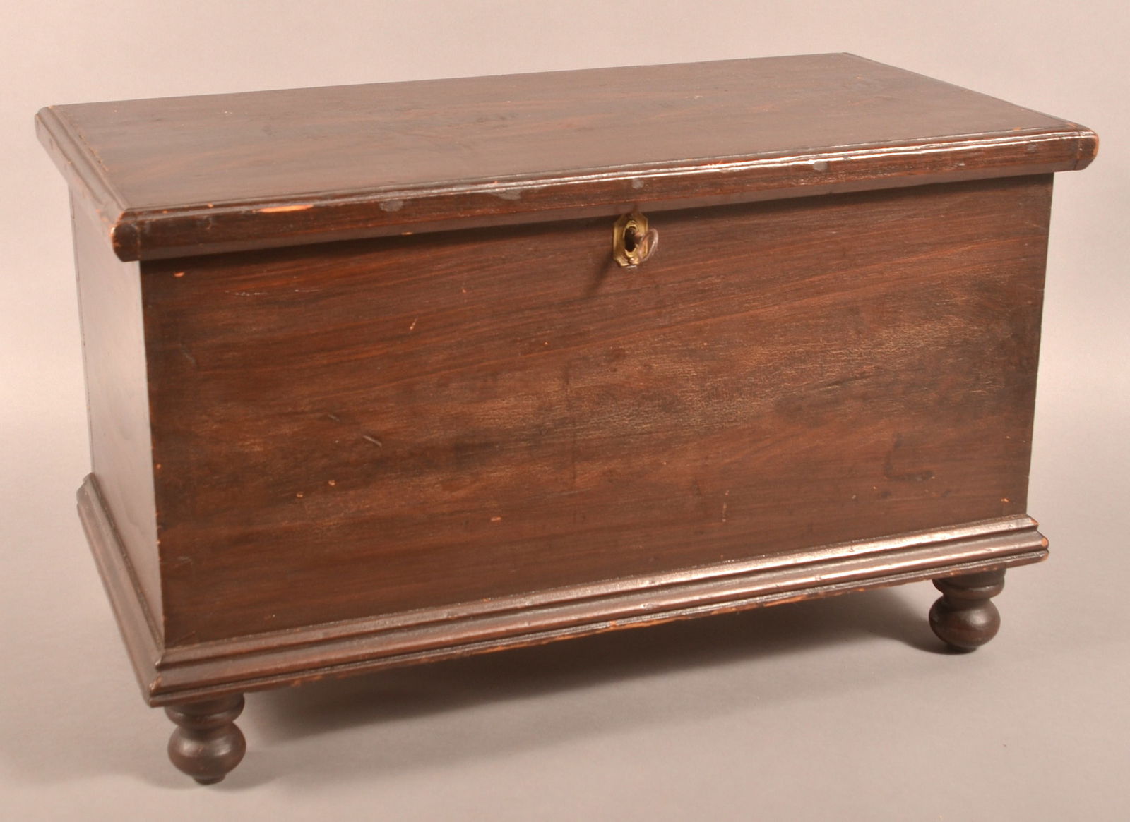 Feather Paint-Decorated Miniature Blanket Chest. (1 of 5)