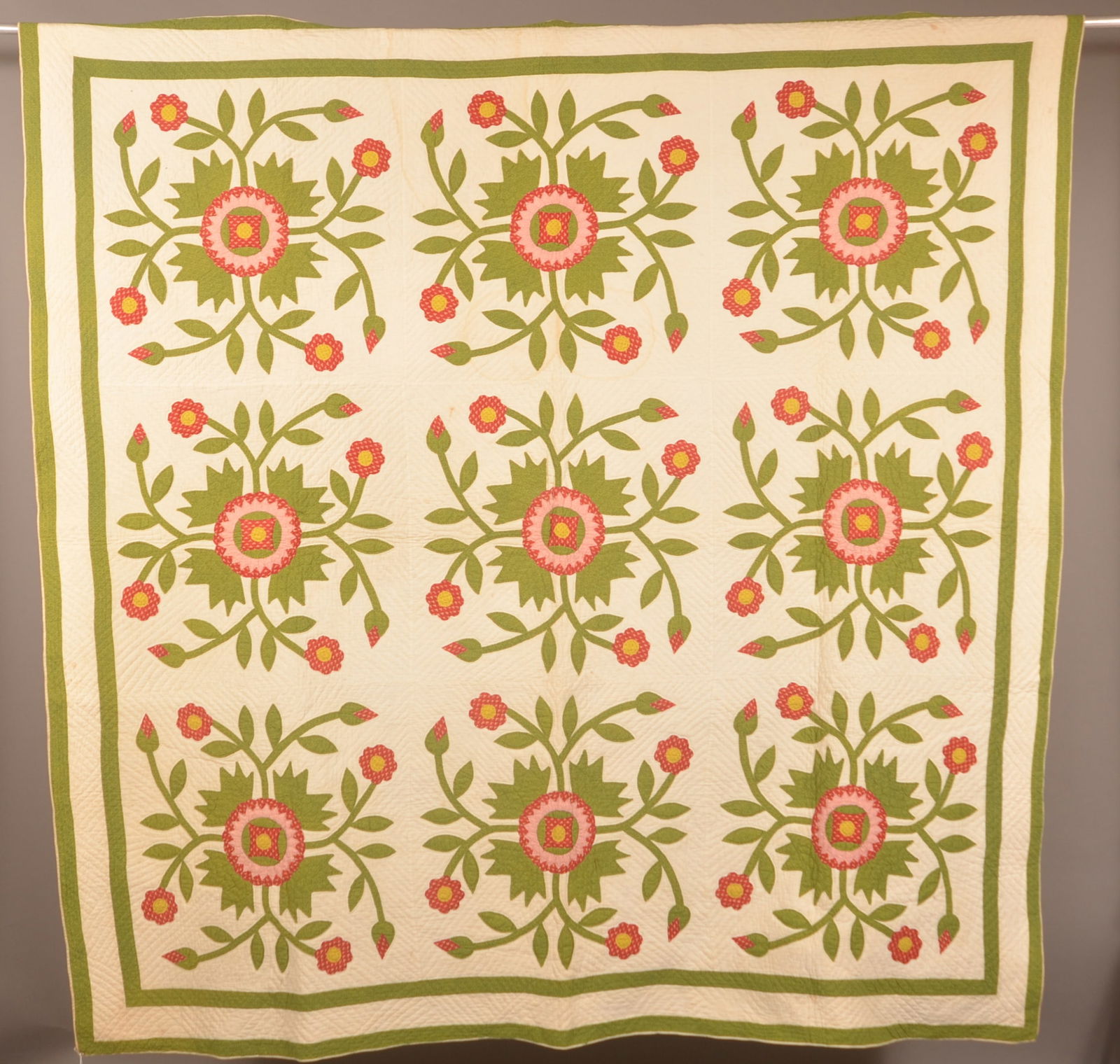 Antique PA Floral Wreath Pattern Applique Quilt. (1 of 6)