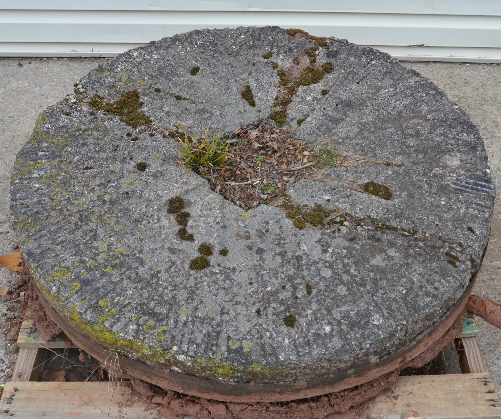 PA Carved Sandstone Gristmill Stone.: PA Late 18th/Early 19th C. Carved Sandstone Gristmill Stone. 44" diam. x 8"d.