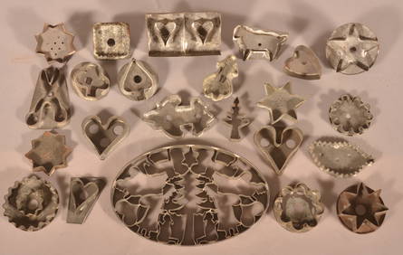 Lot of Antique Tin Cookie Cutters. (1 of 3)