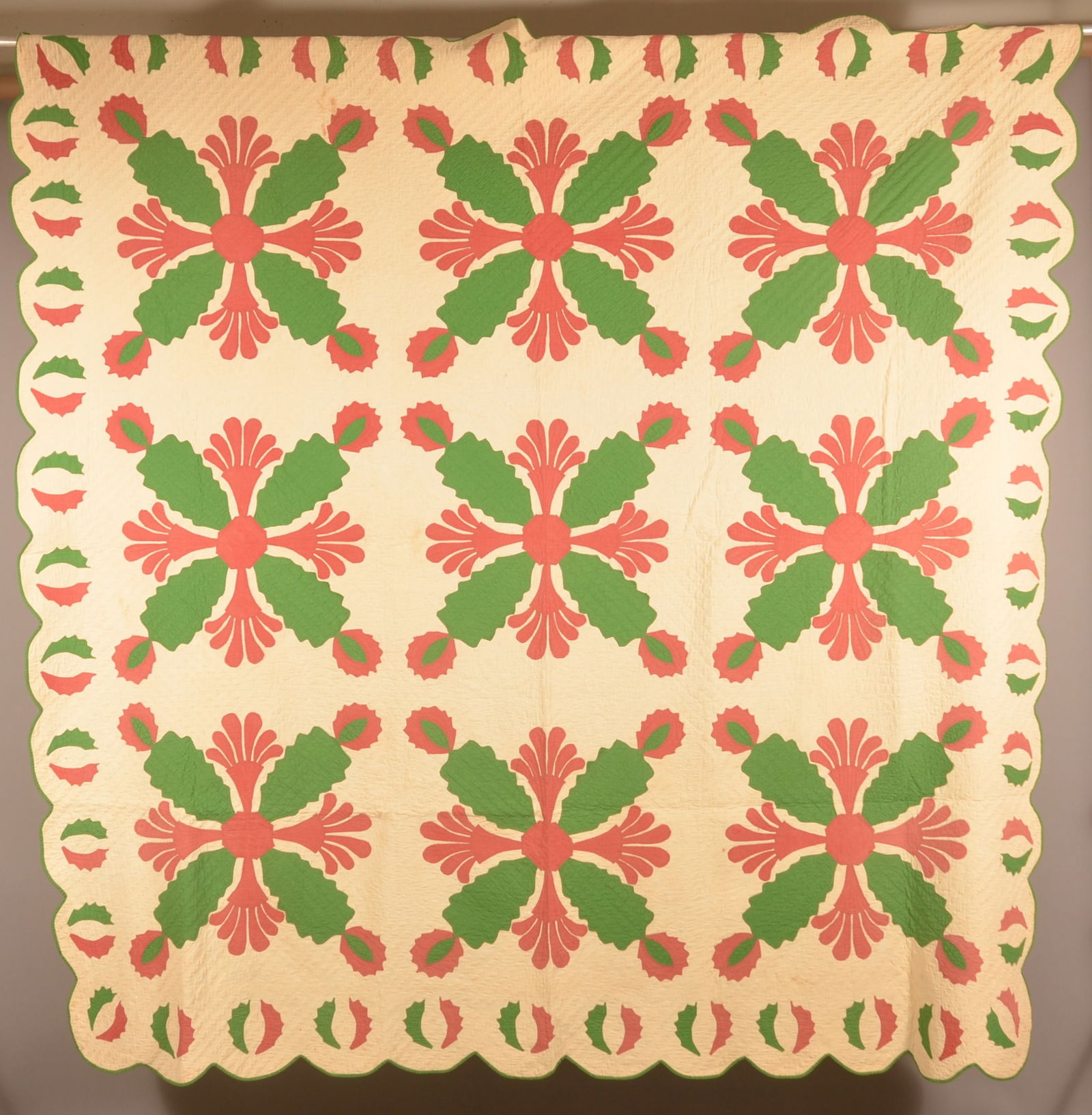 Antique Floral Wreath Applique Quilt. (1 of 5)