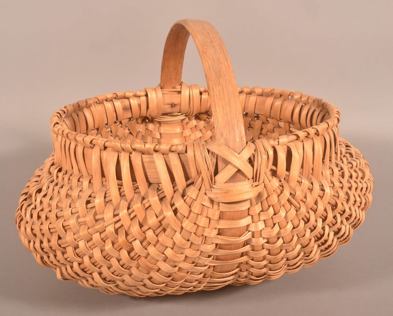 Lg. Antique Woven Oak Splint Market/Field Basket.: Bentwood handle, double bentwood wrapped rim and bulbous sides. 14" H x 19" W x 16" D