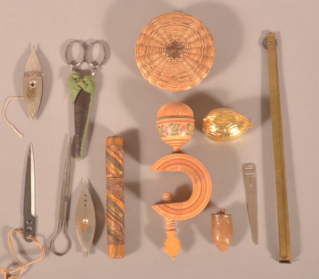 Lot of Antique/Vintage Sewing Accessories. (1 of 5)