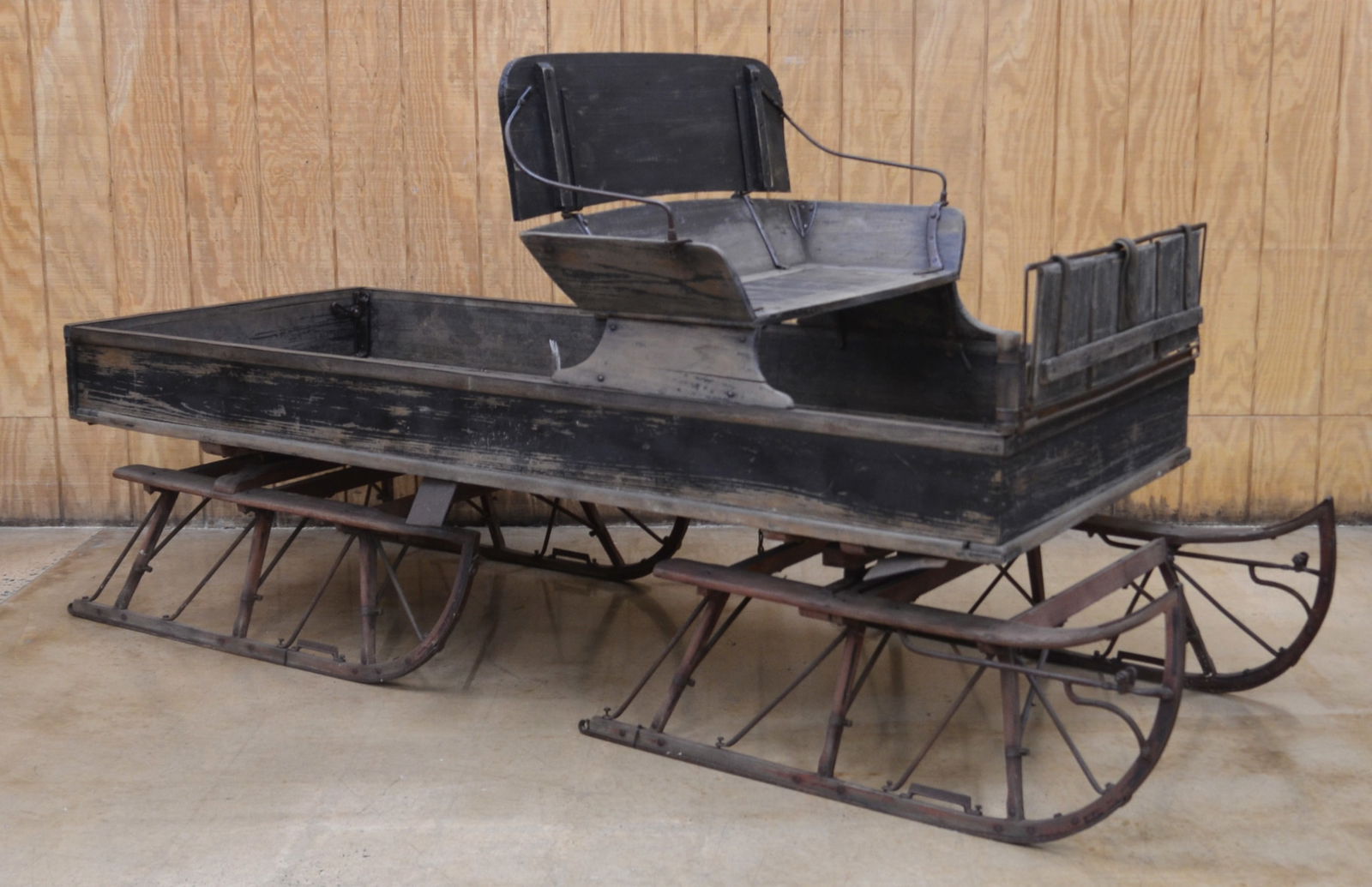 Antique Full-Size Box Sleigh. (1 of 7)