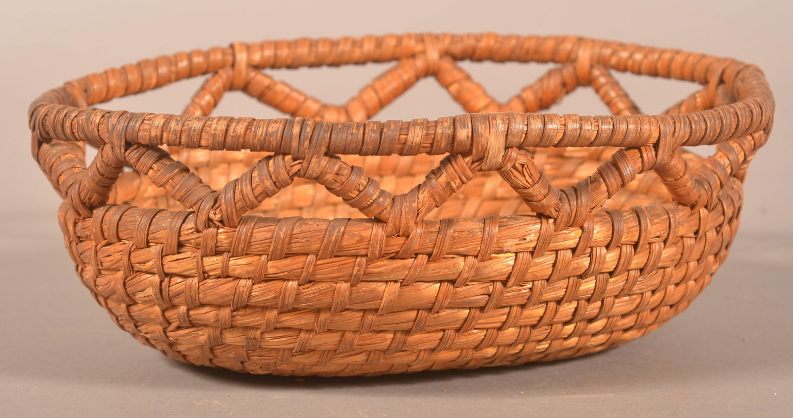 PA 19th Century Oval Rye Straw Coil Basket. (1 of 4)