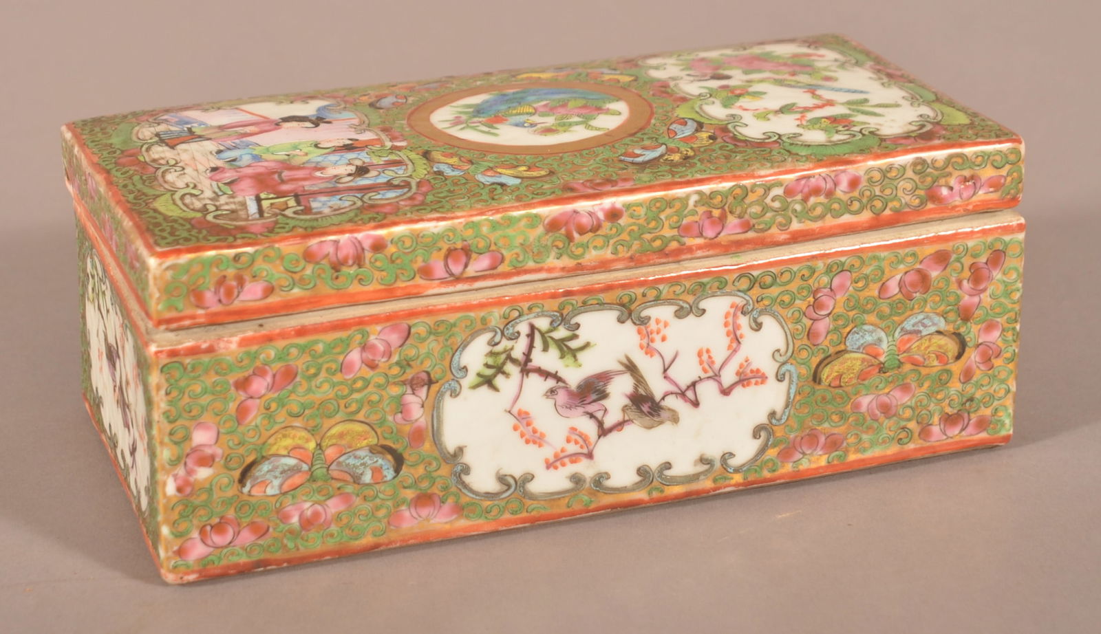 Chinese Rose Medallion Porcelain Covered Box. (1 of 6)