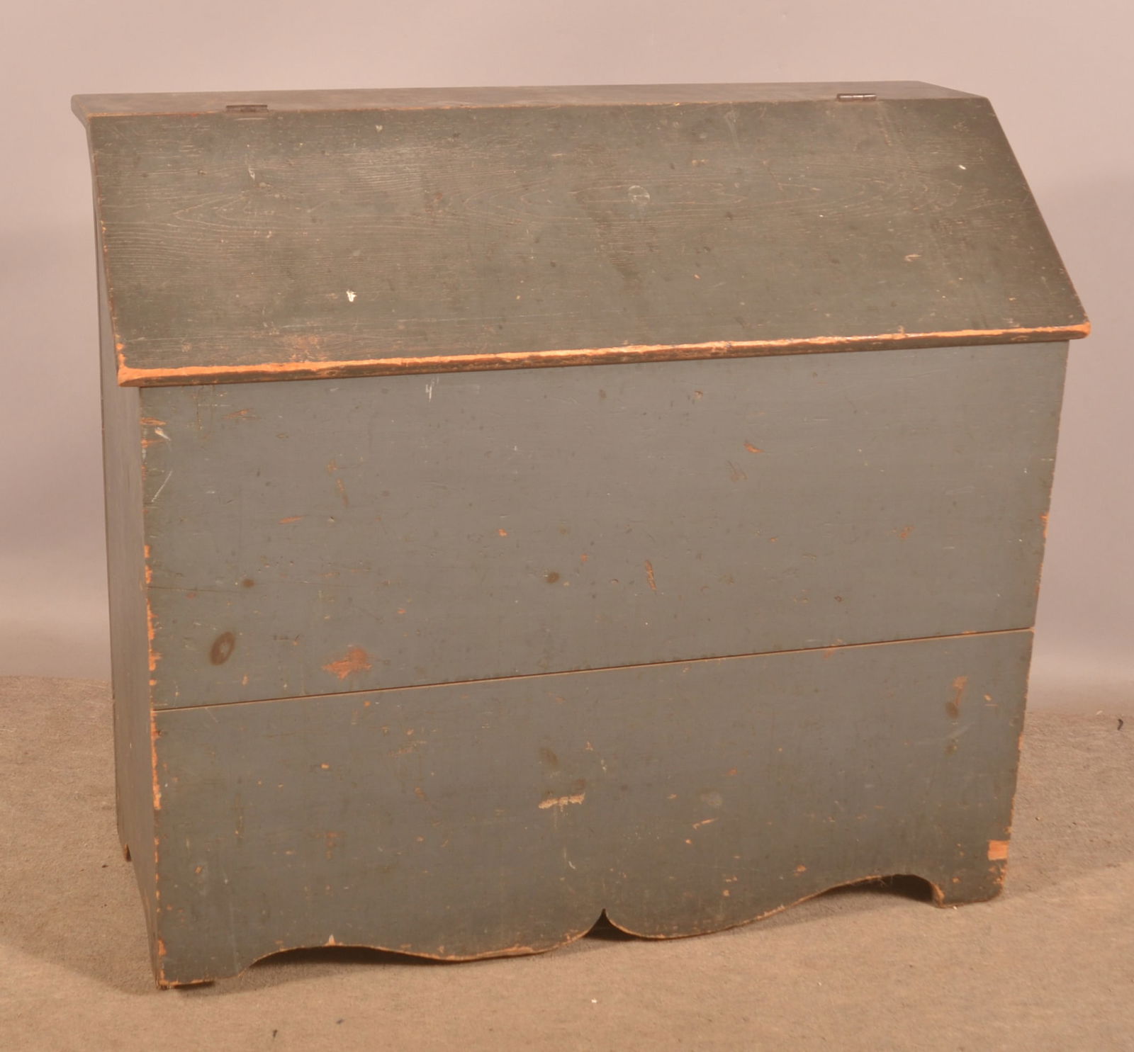 Lancaster County, PA Painted Lift-Lid Grain Bin. (1 of 4)