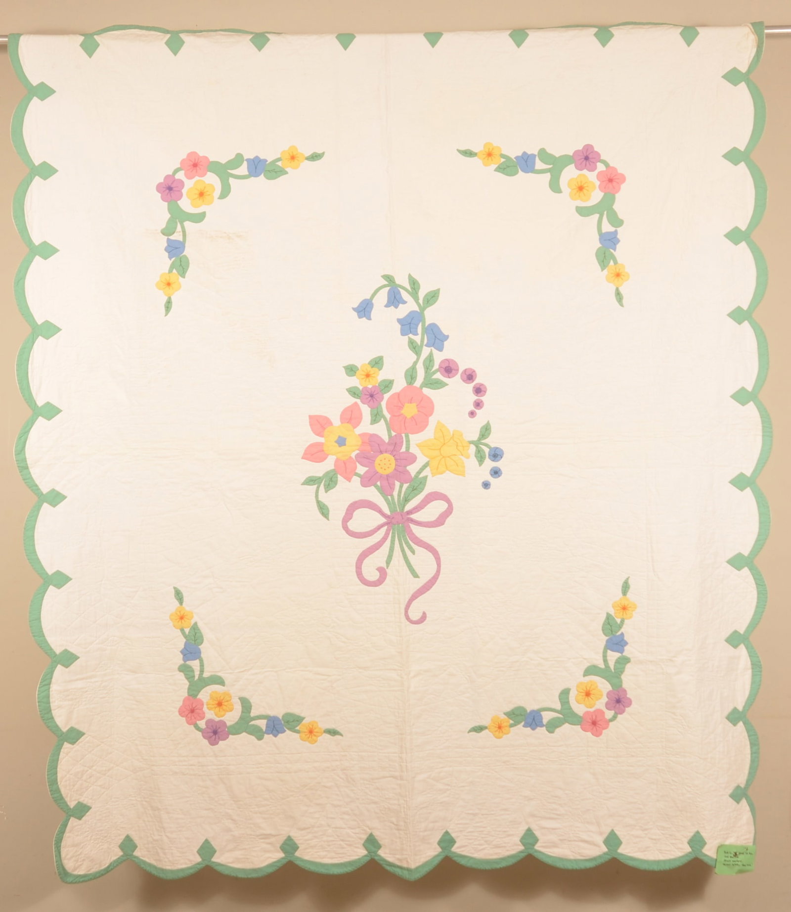 Vintage Floral Quilt.: 1940s floral quilt with nice colors. 84" x 74"