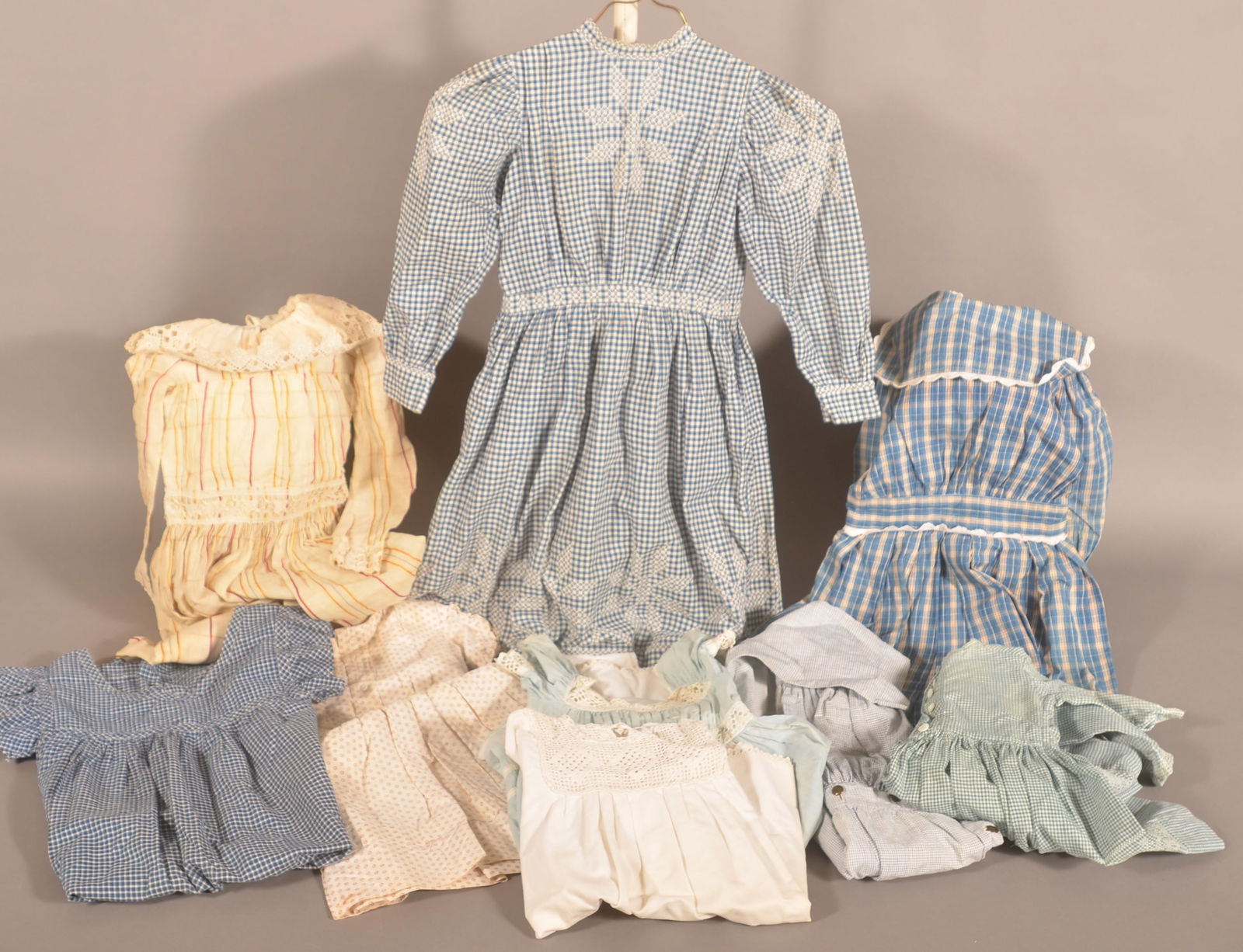 Collection Early Pennsylvania Girls Dresses. (1 of 5)