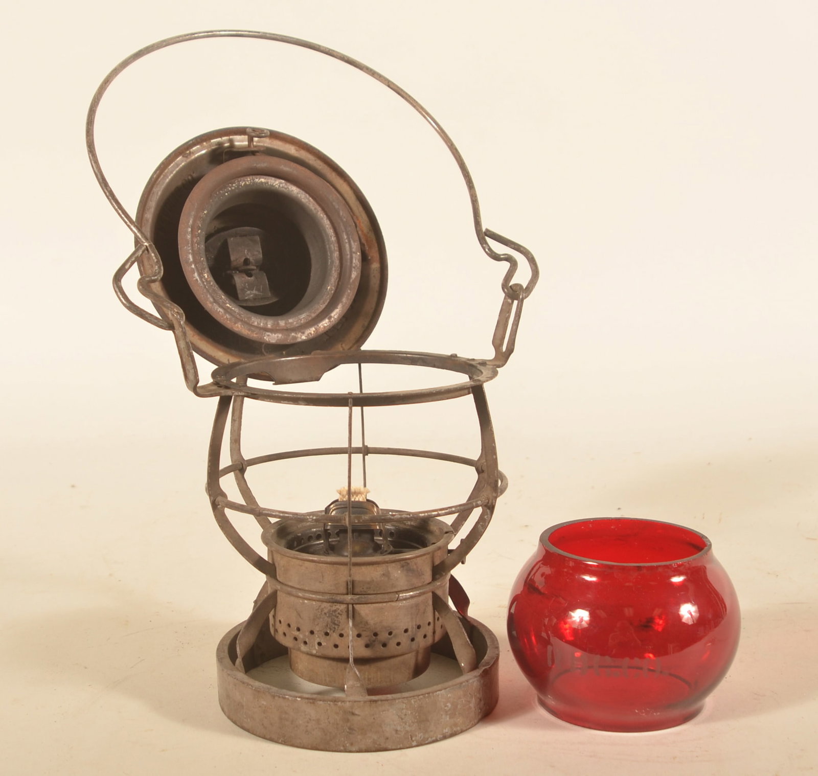 Dressel Reading Co. Ruby Globe Railroad Lantern - 3