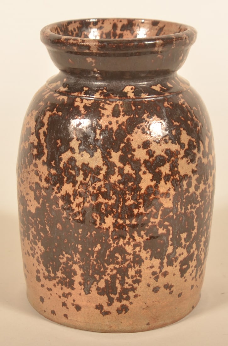 Maryland Stoneware Tobacco Spit Oyster Crock: Beautiful form and decoration with a wide collar and tooled line on the shoulder. Late-19th century. 7 1/2"H