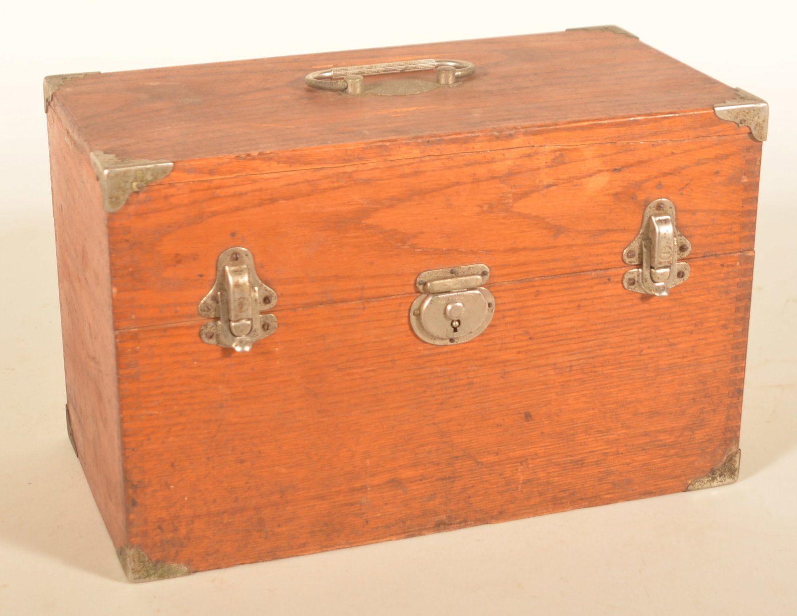 Lg. Dr. Daniels' Veterinary Emergency Stable Case - 3
