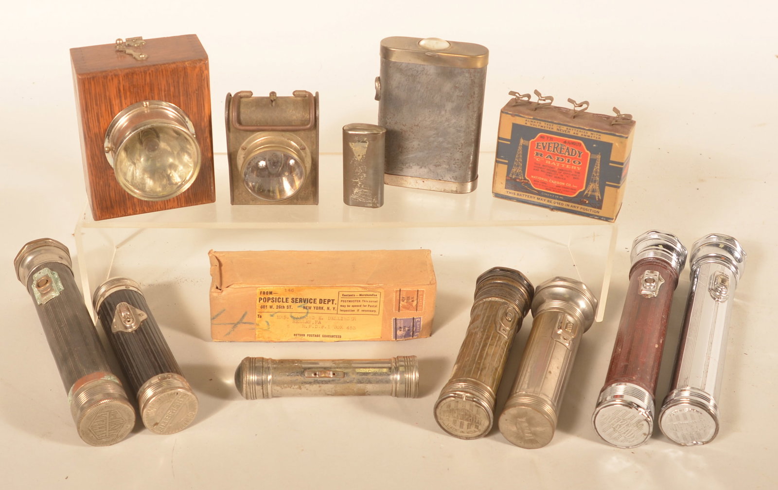 Collection Vintage Flashlights & Eveready Battery (1 of 3)