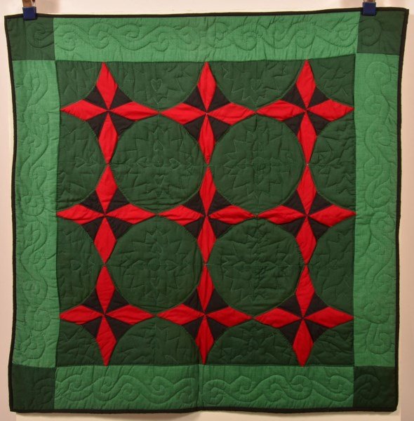 Four Pointed Star Pattern Patchwork Crib Quilt. (1 of 3)
