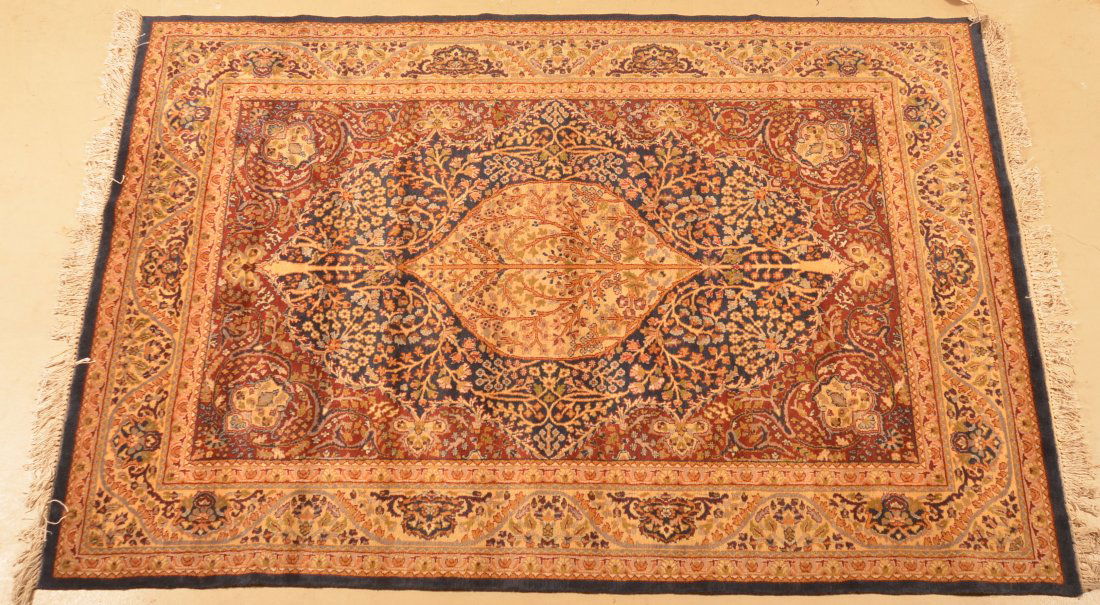 Floral & Medallion Pattern Oriental Rug. (1 of 3)