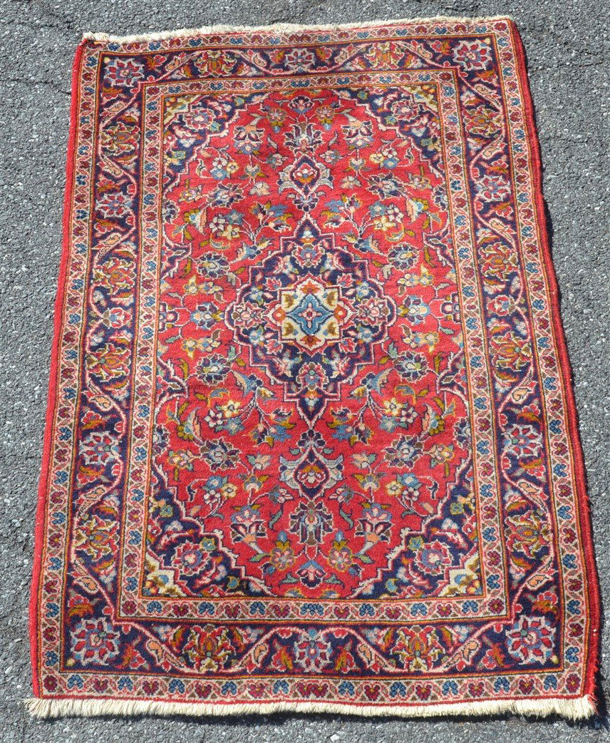 Center Medallion Floral Pattern Oriental Area Rug. (1 of 3)