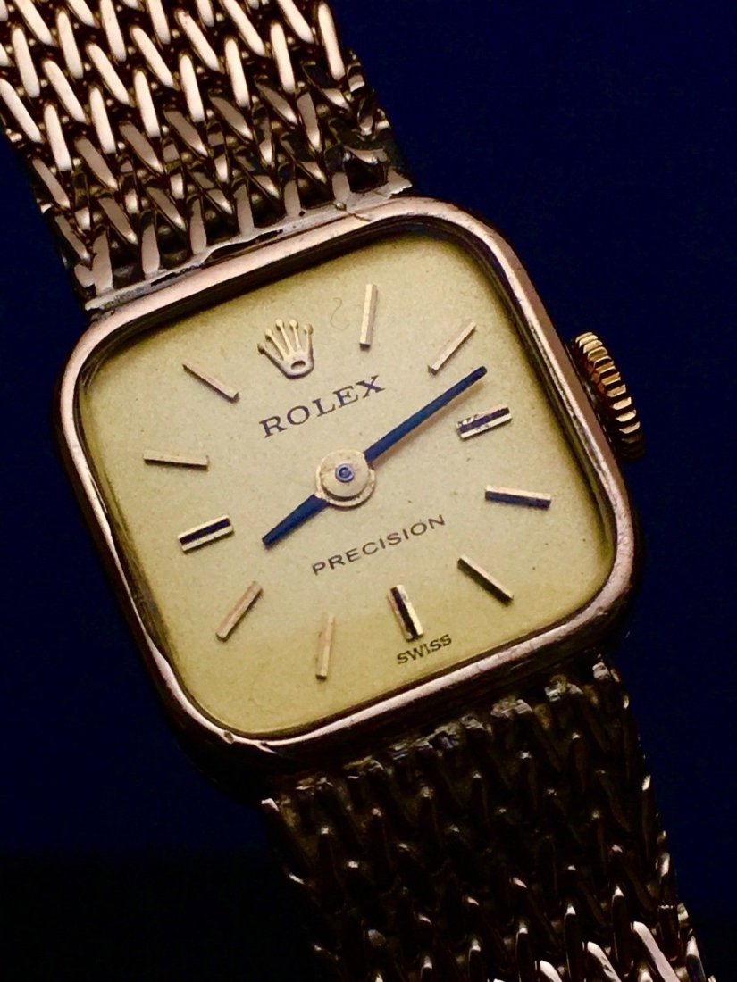 VINTAGE 9K ROLEX APPROX 8” . YELLOW GOLD: AN AUTHENTIC VINTAGE 9K ROLEX YELLOW GOLD W/GOLD BAND KEEPS GOOD TIMEWATCH MEASURES UP TO APPROXIMATELY 8” in length with open clasp. THIS WATCH WAS MADE BY ROLEX TO THE ENGLISH MARKET DIAL IS SPOTL