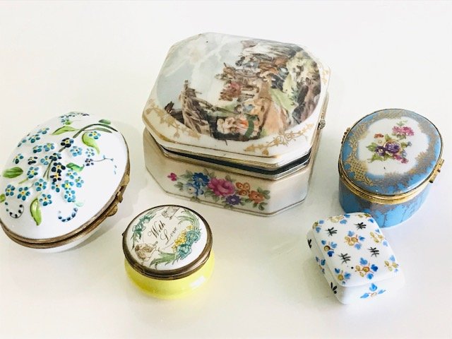 Lot of five Antique Hand Painted Dresser Boxes Limoges: Lot of five Antique Hand Painted Dresser Boxes Include, Bilston and Battersea, R&S, Limoges...Local shipping cost is $25