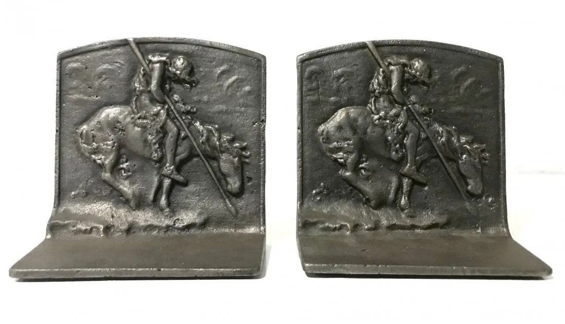 Original Cast Iron the last trail bookend: Measures 5" Wide X 5" tall.Local shipping is $20We are not offering a pick up option for this auction.