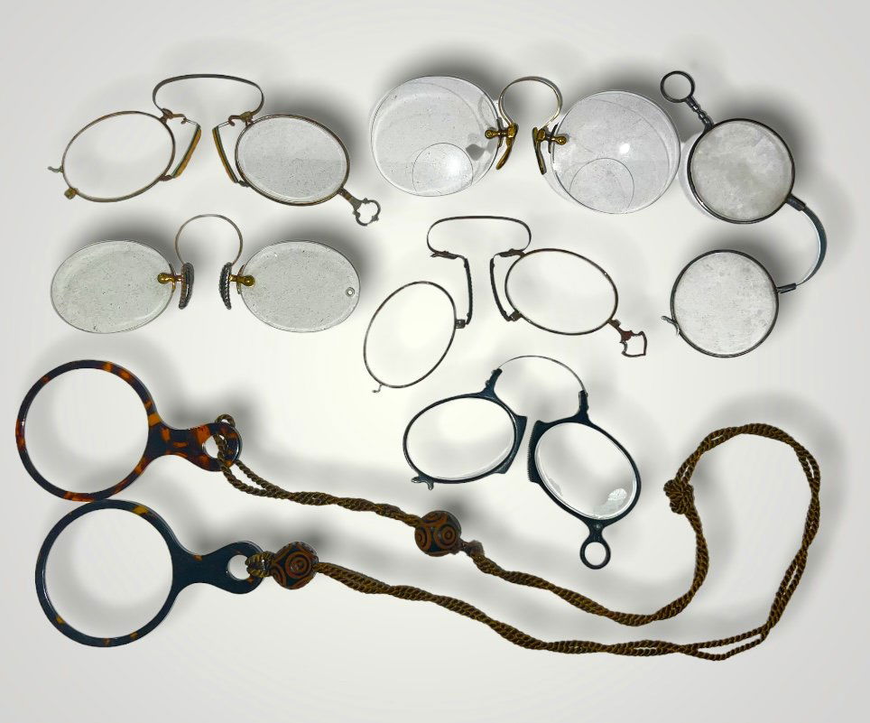 Lot of 8 antique magnifying glasses, rimmed wire glasses and eye glasses: Lot of 8 antique magnifying glasses, rimmed wire glasses and eye glasses.Local shipping cost is $18.