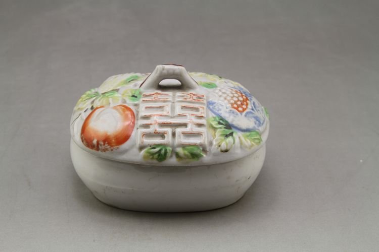 Fine Old Chinese Republic Famille Rose Soap Box: Fine Old Chinese Republic Famille Rose Soap Box , early 20th century