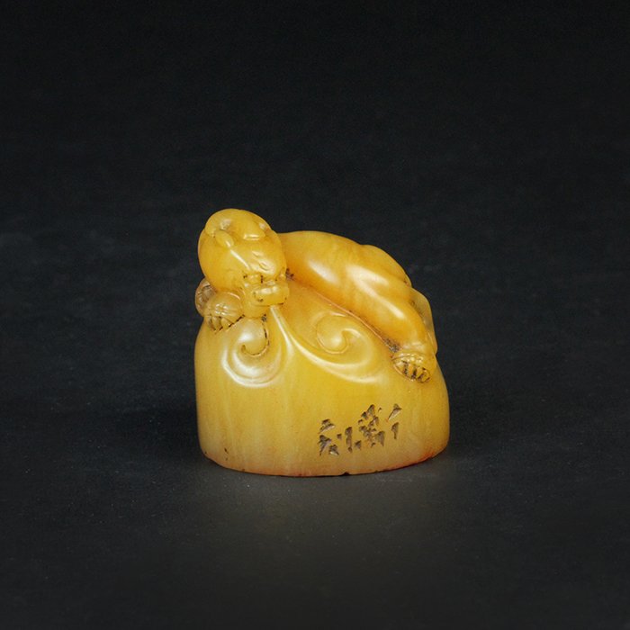Antique Chinese Yellow Soapstone Carved Seal (1 of 7)