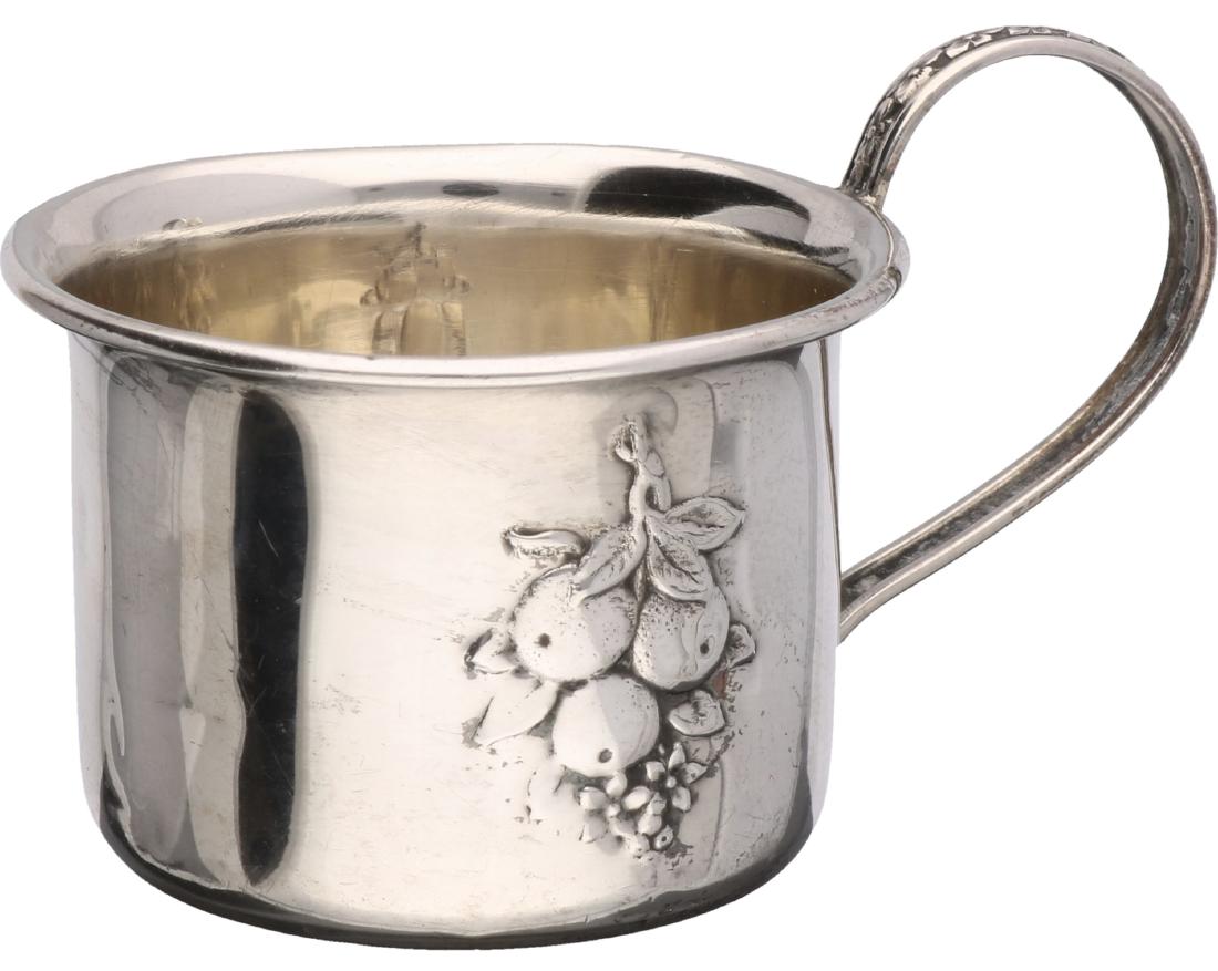 Cup silver.: With fruit motif and rosette rim on the handle. Hallmarks: 22541, Sterling, master mark. 4 x 7 x 5 cm. Total weight 18 grams, 925/1000.