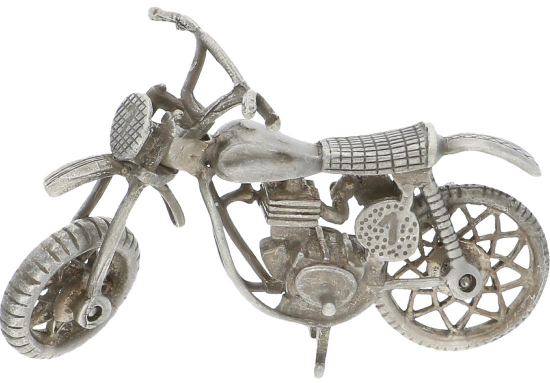 Miniature engine silver. (1 of 1)