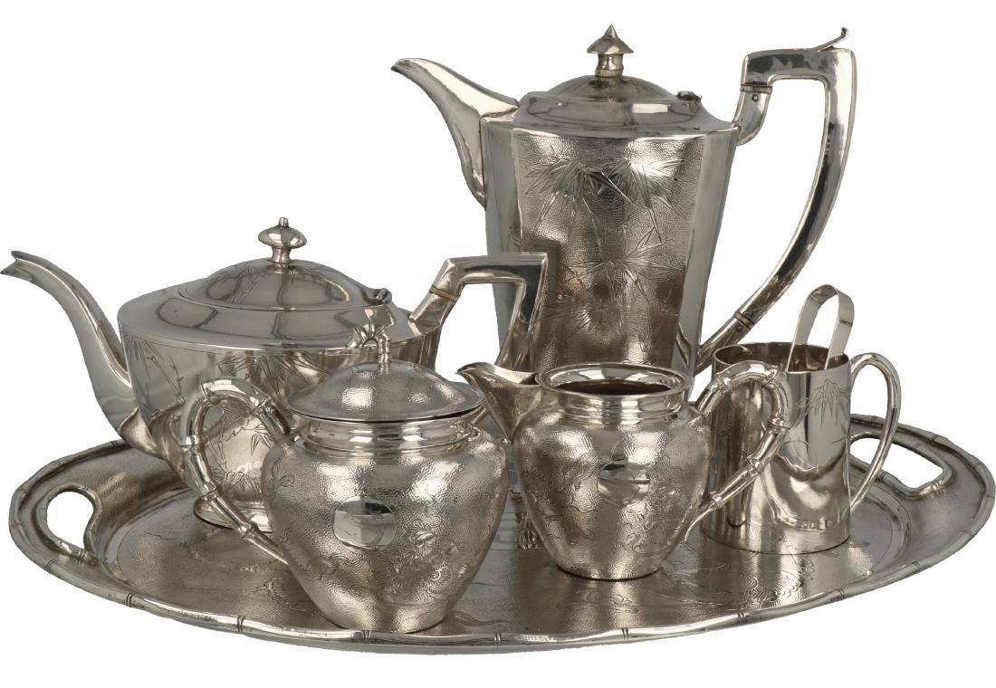7-Piece coffee and tea tableware silver.: Including coffee and tea pot, cream set, spoon vase, tray, sugar tongs, with decorations of dragons and bamboo. Hong Kong, Lee yee Hing, 20th century, hallmarks: 90% silver, tackhing. Total weight 279