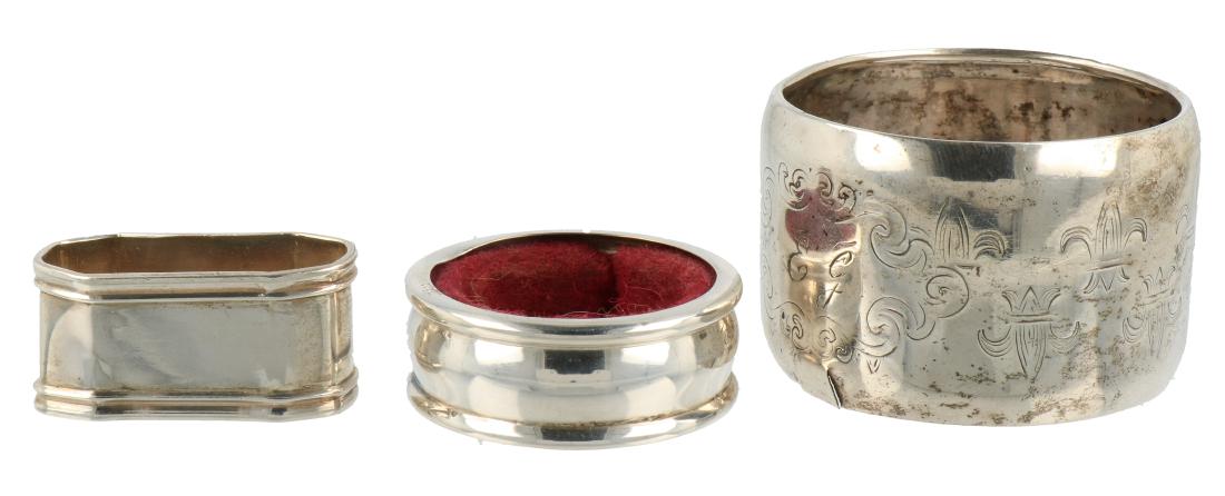 (3) Napkin rings silver.: Including napkin ring, finger cloth ring and wine bottle drop ring. Hallmarks: various silver marks - dents, cracks and deformations. Total weight 42 grams, 835/1000.